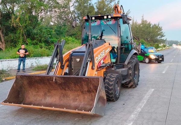 ¡SE DESBARATÓ AUTO ONIX TRAS ESTRELLARSE CONTRA RETROEXCAVADORA!