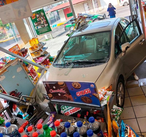 ¡SE LE FUERON LOS FRENOS Y ACABÓ DENTRO DEL OXXO!