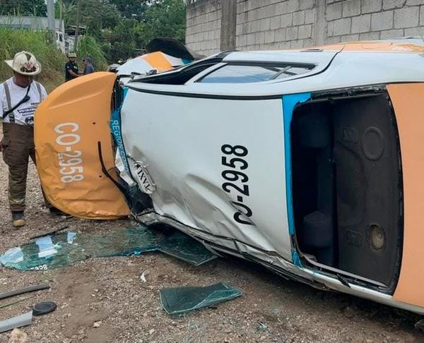 ¡TREN SE LLEVÓ AL TAXI: 3 HERIDOS!