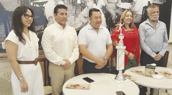 ¡ABOGADOS RINDEN HOMENAJE A GILBERTO FARÍAS CON “CASCARITA” DE FUTBOL!