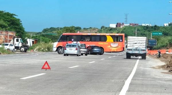¡AUTO TERMINA INCRUSTADO EN AUTOBÚS POR UNA VUELTA PROHIBIDA!