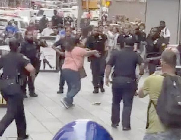 ¡ABATE POLICÍA A MUJER QUE APUÑALÓ A DOS PERSONAS EN EL TIMES SQUARE!