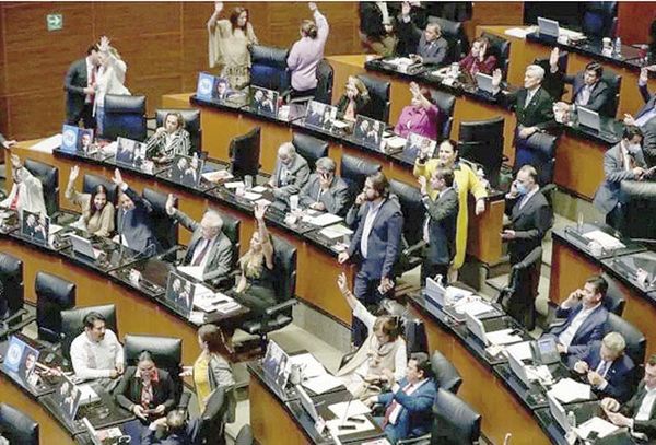 ¡AVANZA EN SENADO LEY 'ANTIMEMES' POLÍTICOS! - LO QUE FALTABA