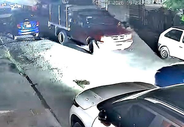 ¡CAMIONETA DE REDILAS LE DIO UN “LLEGUE” AL COCHE DE MARIO LÓPEZ!