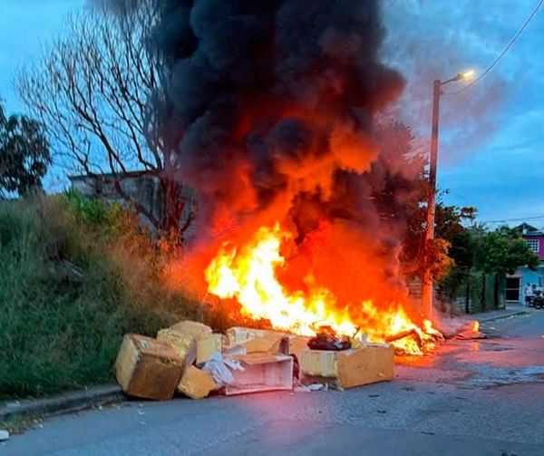 ¡LE ECHAN LUMBRE A LA BASURA Y SE SALIÓ DE CONTROL!