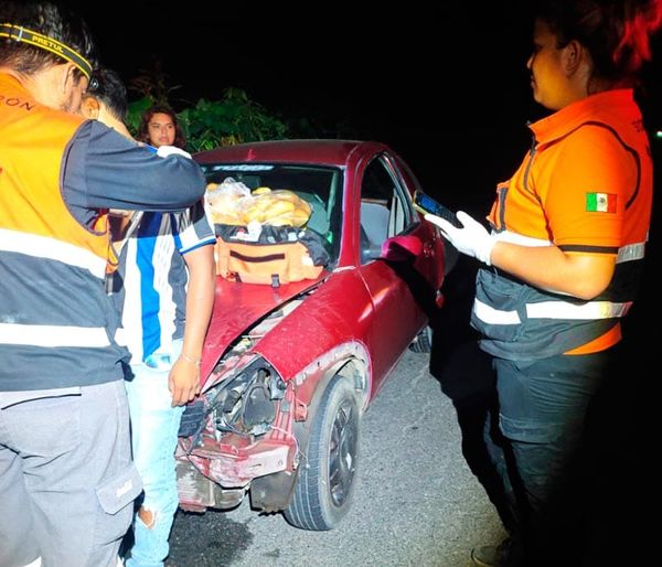 ¡POR FRENÓN DE TRÁILER AUTO SE IMPACTÓ CONTRA MURO!