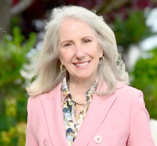 MARÍA DE LOURDES VICTORIA PRESENTARÁ “TIEMPO DE FLOR Y DE CENIZA”