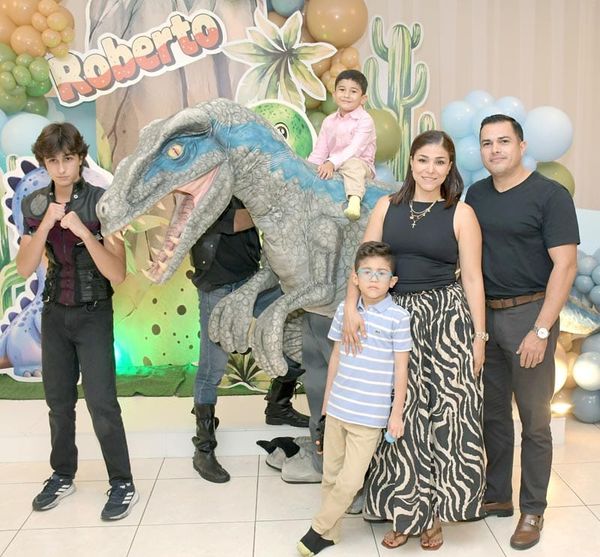 ROBERTO CELEBRA SUS 5 AÑOS AL ESTILO JURÁSICO