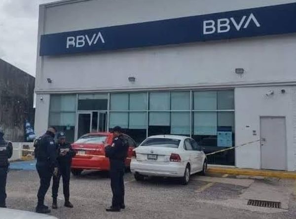 ¡“NINJAS” LE ROBAN 30 MIL PESOS DESPUÉS DE SALIR DEL BANCO!
