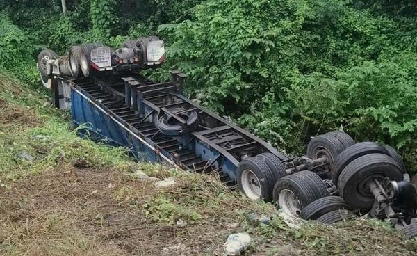 ¡TRACTOCAMIÓN LE PASÓ POR ENCIMA A CHOFER CUANDO CHECABA UNA LLANTA!
