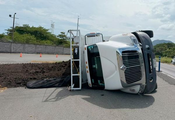 ¡VOLCÓ TRÁILER CON ASFALTO EN ACCESO A LAGUNA VERDE!