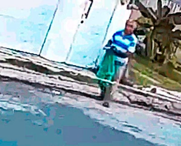 ¡AGARRÓ DORMIDA A DAMA Y ABUELITO RATÓN LE QUITÓ EL CELULAR!