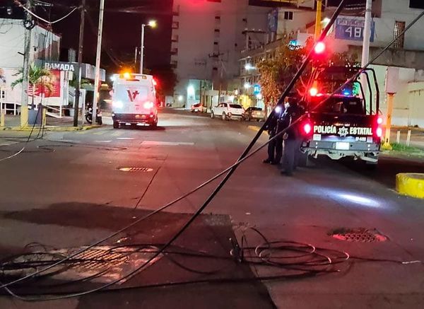 ¡CAMIÓN DE PASAJE DERRIBA POSTE Y DEJÓ SIN INTERNET A LOS VECINOS!