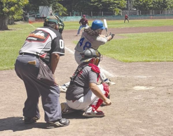 ¡SÚPER POLLOS SIGUE INVICTO EN EL SOFTBOL!
