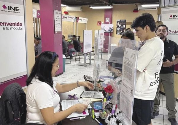 ¡Gilberto Mora tramita su primera credencial para votar!