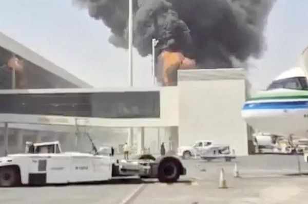 ¡ATACAN CON MISILES AEROPUERTO EN RIAD! - DOCE MUERTOS Y 309 HERIDOS
