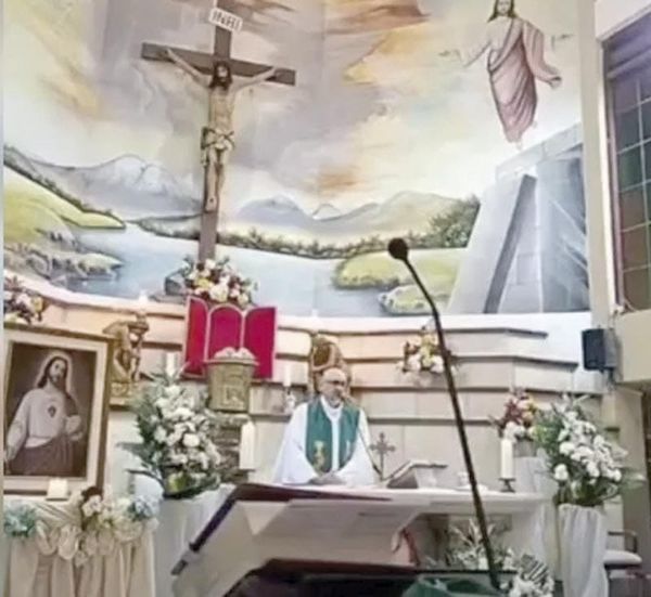 ¡MUERE SACERDOTE AL CAERLE CRUZ EN PLENA MISA!