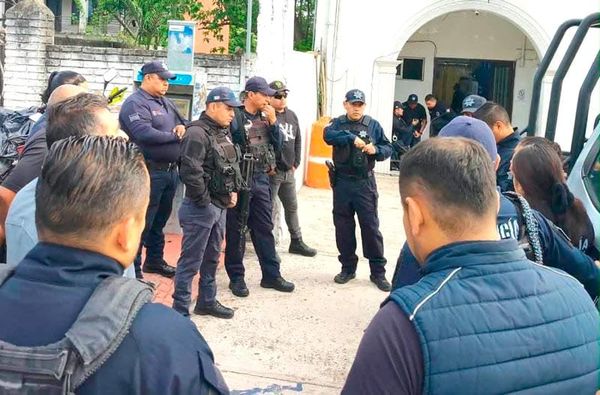 ¡HUELGUITA DE POLIS! - EN EMILIANO ZAPATA