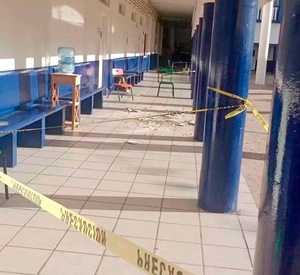 ¡DESPLOMA PARTE DEL TECHO Y LESIONA A ALUMNA EN SECUNDARIA!