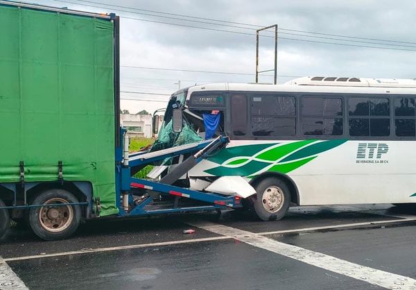 ¡OPERADOR DE ETP PRENSADO EN CHOQUE CON TRÁILER NODRIZA!