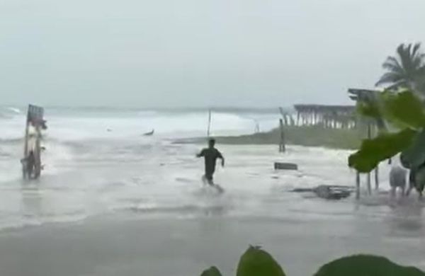 ¡RESCATAN A 2 MENORES EN LA PLAYA DE CAZONES!