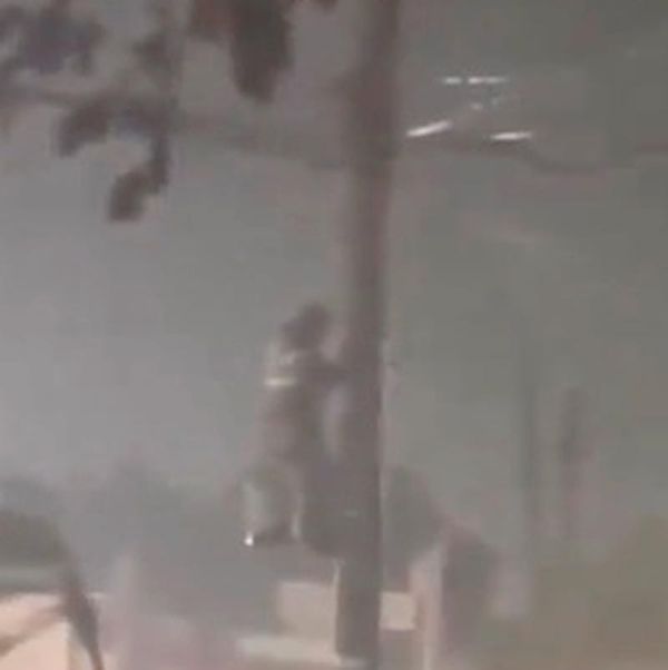 ¡EN EL POSTE Y CON LA LLUVIA! - *Trabajador de CFE se vuelve héroe y mártir