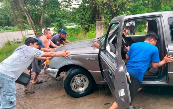 ¡RESCATAN A FAMILIA EN RÍO DESBORDADO!