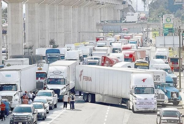 ¡ACUERDAN TRANSPORTISTAS RETIRAR LOS BLOQUEOS!