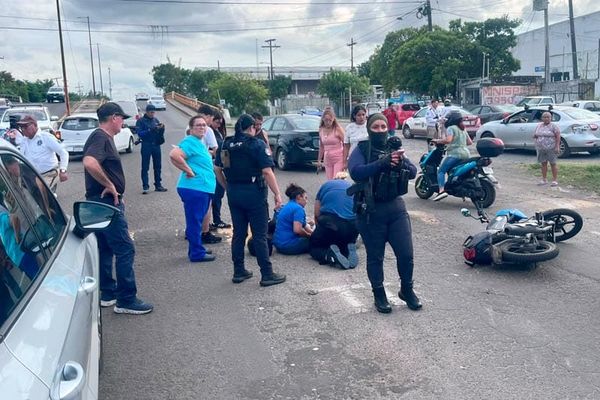 ¡CAMIONETÓN EMBISTIÓ A MAMÁ E HIJA QUE VIAJABAN EN MOTO!