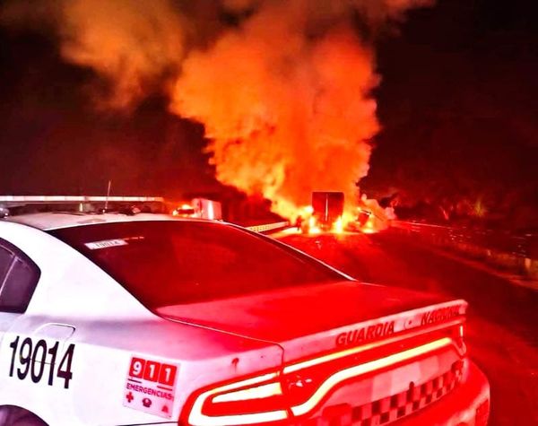 ¡CHOCA Y SE INCENDIA CAMIÓN EN LA AUTOPISTA!