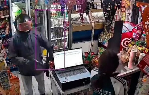 ¡CON PISTOLÓN ASALTAN TIENDA DE ABARROTES EN RÍO MEDIO!
