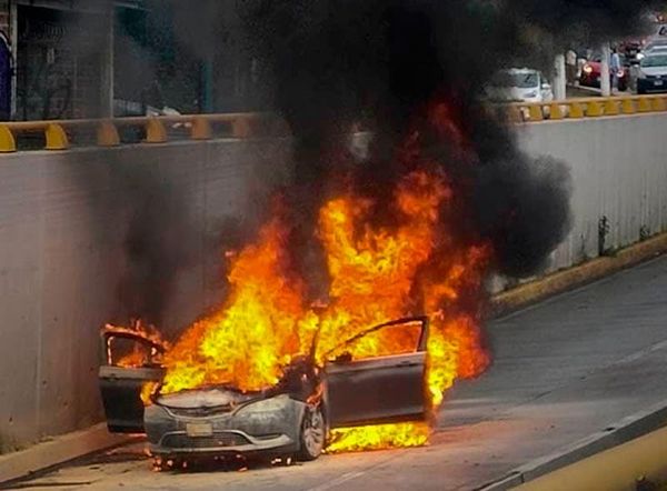 ¡SE INCENDIA VEHÍCULO EN LA AVENIDA LÁZARO CÁRDENAS DE XALAPA!