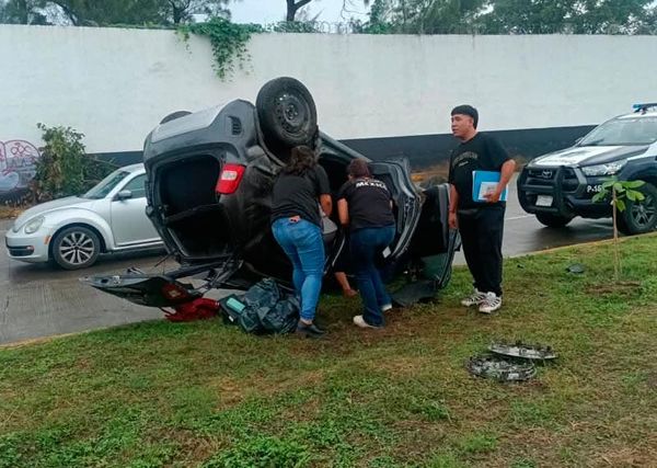 ¡VOLCÓ EN PLAYA LINDA, EL CONDUCTOR TERMINA HOSPITALIZADO!