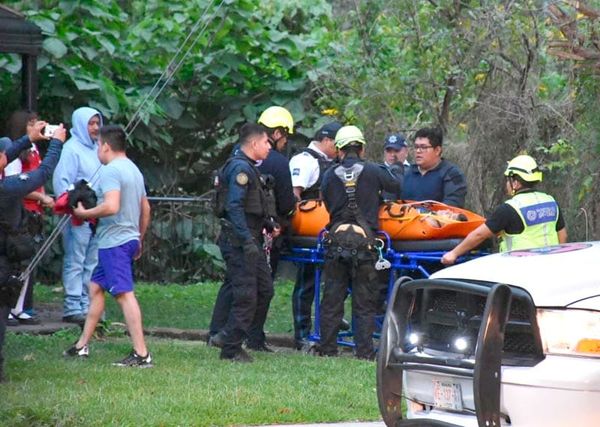 ¡CAYÓ A BARRANCO DE 25 METROS POR RECUPERAR SU CELULAR!