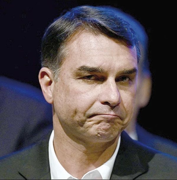 ¡FLÁVIO BOLSONARO AFIRMA QUE LE PROHIBIERON SALIR DE BRASIL Y LE PIDIERON ENTREGAR SUS PASAPORTES!