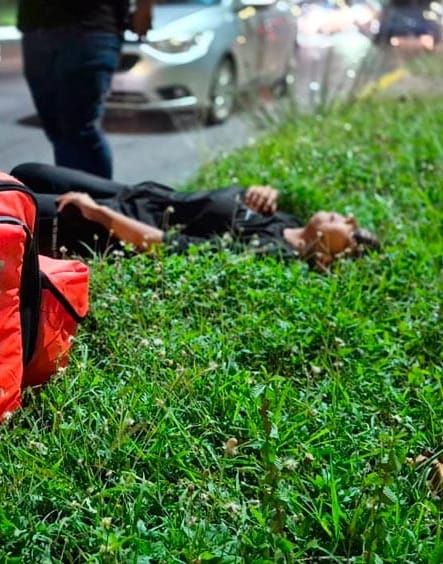 ¡PAREJA DE REPARTIDORES LESIONADOS AL REVENTARSE LA LLANTA DE MOTOCICLETA!