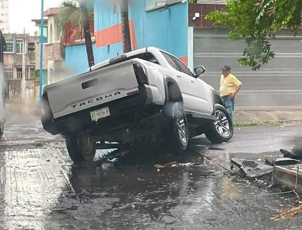 ¡SOCAVONES SE TRAGARON DOS VEHÍCULOS EN BOCA DEL RÍO!