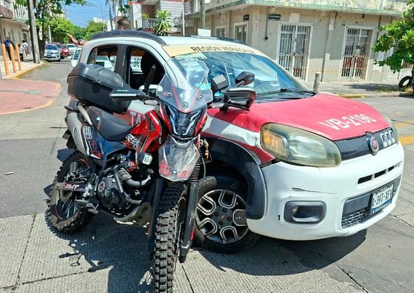 ¡SALE VOLANDO DE LA MOTOCICLETA AL CHOCAR!