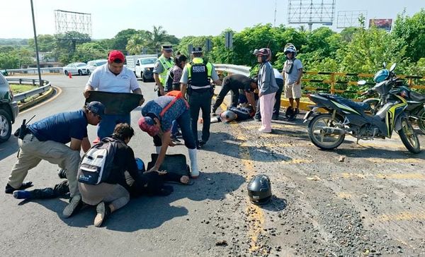 ¡MOTOCICLISTAS HERIDOS EN EL DISTRIBUIDOR VIAL J.B. LOBOS!