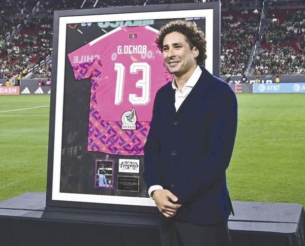 ¡RECIBE MEMO OCHOA HOMENAJE CON LA SELECCIÓN MEXICANA!