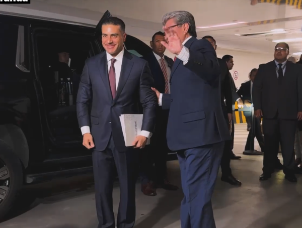 ¡A GRITO DE "QUEREMOS DARTE UN BESO", TRABAJADORAS DE LA CÁMARA DE DIPUTADOS RECIBEN A HARFUCH!