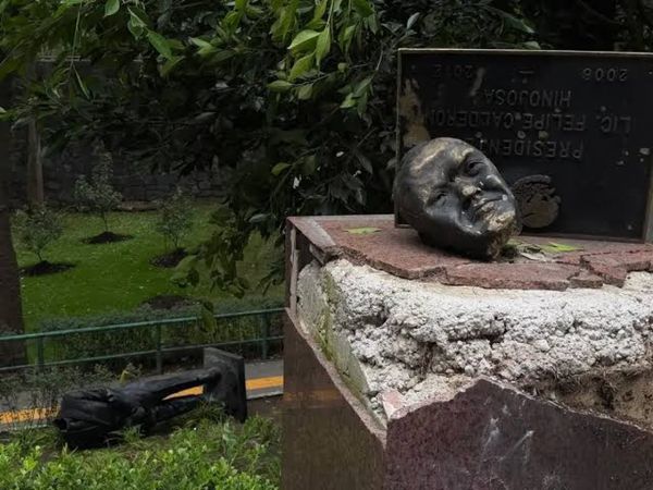 ¡“ES UN DELITO”: CALDERÓN EXIGE INVESTIGAR DECAPITACIÓN DE SU ESTATUA EN LOS PINOS!
