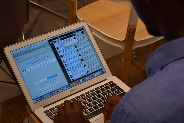 How to Live-Tweet Feature Image