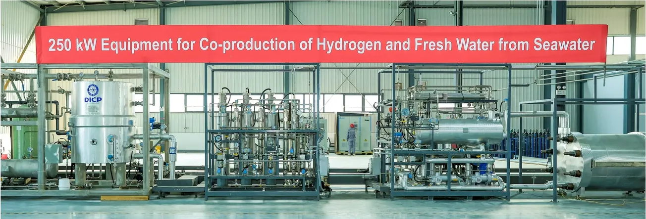 Hydrogen separation equipment in a DICP lab.