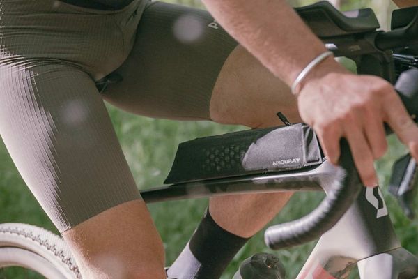 Apidura's New Bolt-On Top Tube Bags Ditch Straps, Claim 4+ Watts Saved