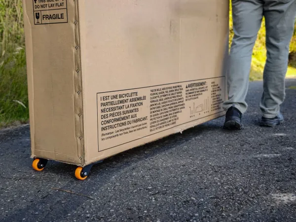 700 Grams That Turn Your Cardboard Bike Box Into a Rolling Suitcase
