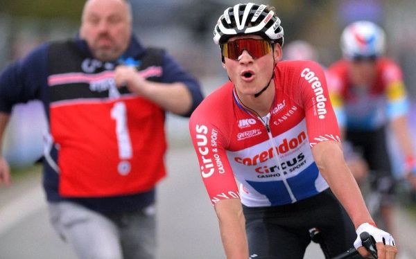 Van der Poel Wins Dwars door Vlaanderen Among Chaos