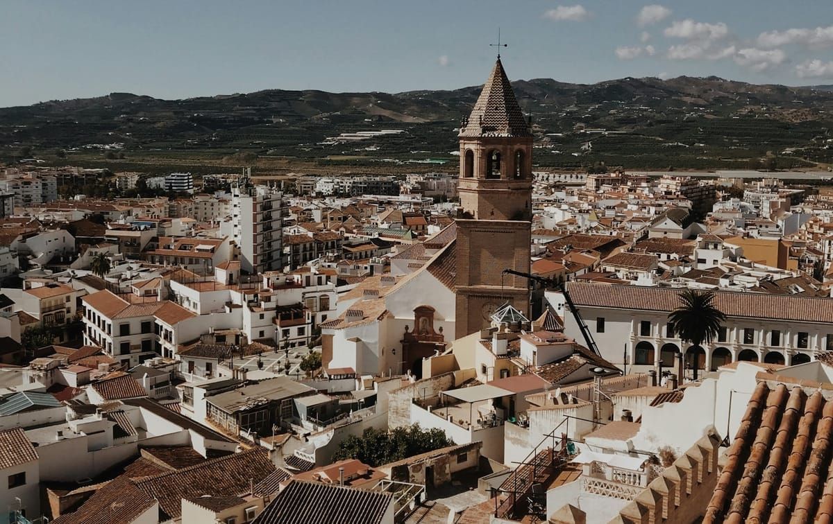 How to Judge and Improve Images That Convey the Appeal of a Tourist Destination