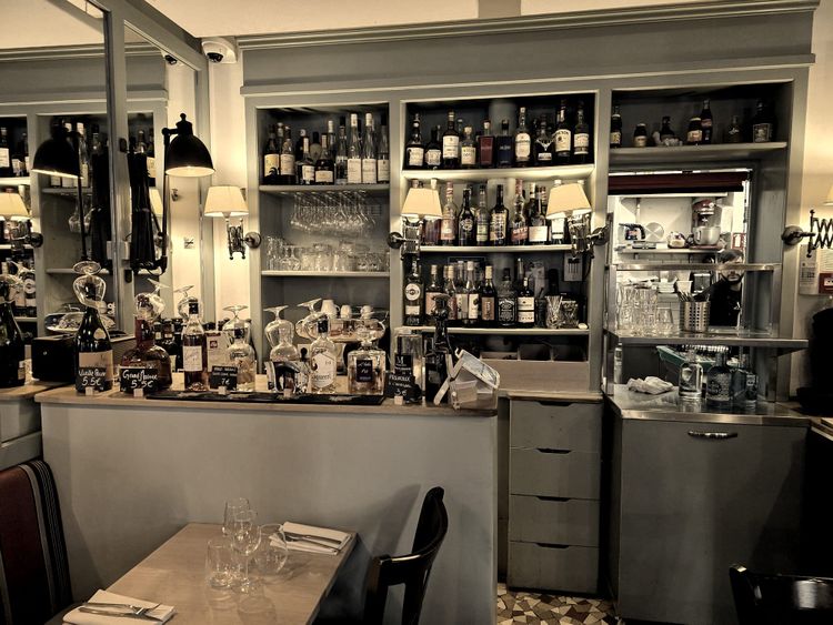 Insider Spots Where Locals Actually have Lunch in Paris