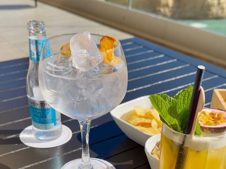 An aperitivo in the Algarve: best cocktail hour in Carvoeiro beach